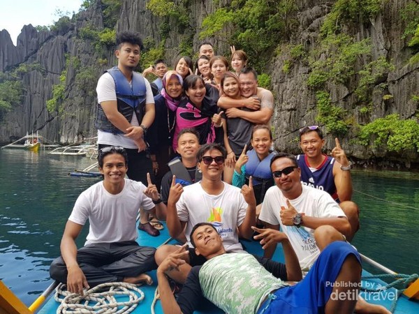Sesi Foto grup Di Twin Lagon bersama teman-teman seperjalanan diantaranya berasal dari Filipina, China , dan California.