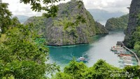 Setelah menaiki 367anak tangga, tampak pemandangan Danau Kayangan yang eksotis dari atas tebing.