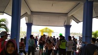 Suasana riuh saat kedatangan Tourist  Traveller di Dermaga