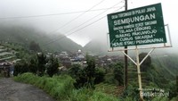 Desa Sembungan dari kejauhan, tampak kubah masjid yang megah