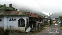 Desa Sembungan pada suatu pagi, kabut menyelimuti