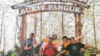 bersama sahabat menikmati sunrise di bukit panguk Yogyakarta
