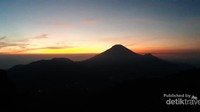 Menunggu kemunculan golden sunrise
