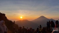 Menikmati Sunrise di atas Bukit Sikunir bersama banyak traveler lain