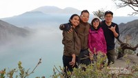 Bersama teman-teman menikmati keindahan Kawah Ijen
