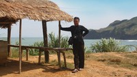 BErgaya dengan latar pantai