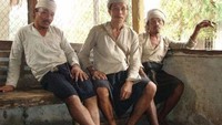 3 orang warga Baduy dalam yang tengah bertandang ke Ciboleger (Baduy Luar) (Dian Sundari/dTraveler)