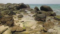 Pantai di sebelah selatan pulau yang didominasi bebatuan