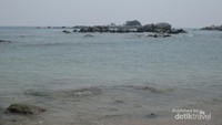Pantai yang menghadap ke Pulau Sumatera, dengan ombak yang lebih tenang