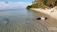 Indahnya Pantai Timbula di barat Pulau Gusung