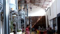 Stasiun penguapan dengan cafe di salah satu sudutnya