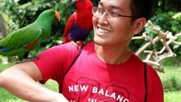 Asyiknya bercengkerama dengan burung nuri warna-warni di Faunaland.