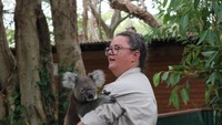 Memeluk koala  di Currumbin Wildlife Sanctuary