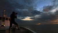Para Laskar gerhana mengambil moment saat gerhana baru mulai