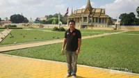 Di depan Istana Raja Norodom Ranaridh