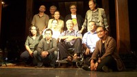 Berfoto bersama Darmanto Jatman (di atas kursi roda .red) usai acara
