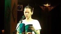 Naomi Srikandi membacakan puisi karangan Darmanto