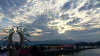 Karnaval Baju Tradisional di atas Laut