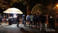 Orkes dangdut mini bersma penggemarnya