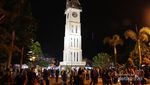 Semarak Meriah Suasana Jam Gadang di Malam Hari