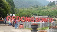 Terletak di lereng Gunung Ungaran, membuat udatanya sejuk