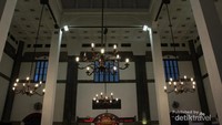 Lampu hias di ruang tunggu Stasiun Semarang Tawang