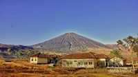 Rumah-rumah dengan latar panorama indah