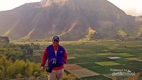 Berfoto dengan sawah di belakang