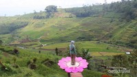 Berfoto ambil menikmati keindahan alam Magetan