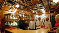 Bar di dalam kereta (sumber: yaatrika.com)