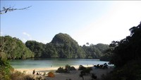 Keindahan pantai Ngliyep dari atas bukit karang