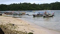 Kapal nelayan di Pantai Sendang Biru (Goppy G. Gustaman)
