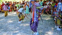 Beberapa penari dari desa Oebelo,  Kabupaten Timor Tengah Selatan sedang menunjukan tarian Maekat. (Kathon)