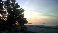 Senja mulai datang, langit mulai jingga