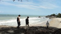 Saat kami menyeberang ujung tanjung di selatan Pantai Matras