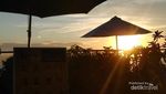 Senja di Restoran Berlatar Panorama Pantai Dreamland Bali