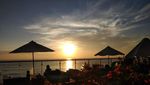 Senja di Restoran Berlatar Panorama Pantai Dreamland Bali
