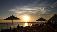 Bangku-bangku resto mulai ramai dengan pengunjung yang ingin menikmati suasana di Klapa Resto.