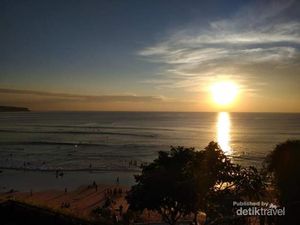 Senja di Restoran Berlatar Panorama Pantai Dreamland Bali