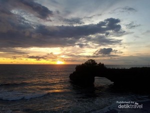 Senja di Tanah Lot Memang Begitu Menenangkan