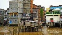 Rumah kayu yang bertahan di antara bangunan beton