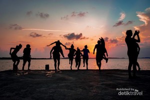 Senja Istimewa di Pulau Benan