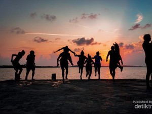 Senja Istimewa di Pulau Benan