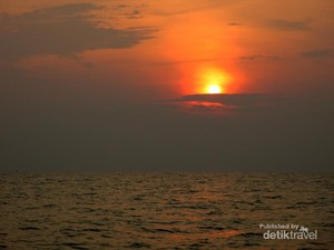 Senja Menawan di Selat Malaka