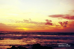 Senja Merah Merona dari Desa Sawarna