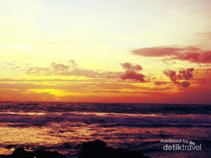 Senja Merah Merona dari Desa Sawarna