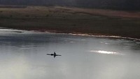 Beberapa pemancing di areal waduk