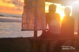 Senja Penuh Candu dan Taman Payung di Pantai Jetis Purworejo