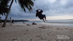 Senja Romantis di Pantai Kaluku