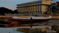 Hotel tempat saya menginap dan ada seonggok kapal rusak